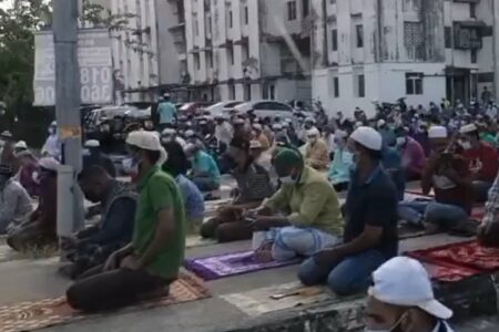 خارجیانی که در خارج از مسجد پینانگ نماز خوانده اند ، ممکن است از مالزی اخراج شوند