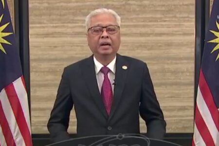 داتوک اسماعیل صبری نخست وزیر مالزی  از همه نمایندگان مجلس درخواست می کند که برای کمک به ملت با هم همکاری کنند.