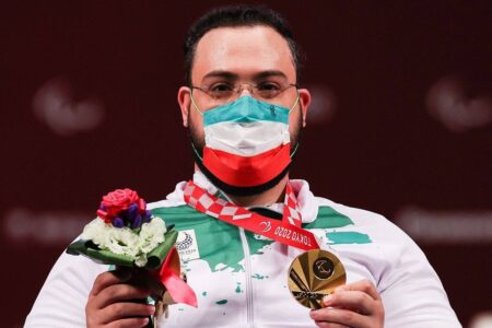 روح‌الله رستمی مدال طلای وزنه‌برداری دسته منهای ۸۱ کیلوگرم پارالمپیک توکیو را از آن خود کرد