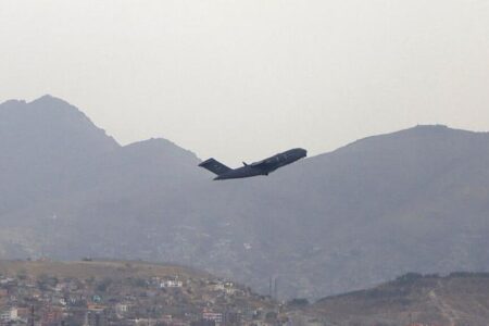 حضور ۲۰ ساله نظامیان آمریکا در افغانستان با برخاستن آخرین هواپیما از کابل به پایان رسید