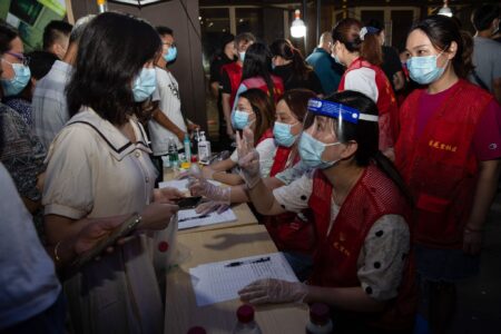 چین تلاش می کند تا بر اساس استراژی “تحمل صفر” شیوع گونه دلتای ویروس کرونا در این کشور را مهار کند