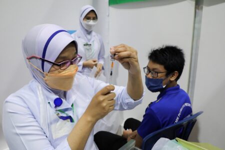 تقریباً ۸۶ درصد از نوجوانان مالزی , ۹۶٫۸ درصد بزرگسالان ،  تا روز یکشنبه (۲۸ نوامبر) به طور کامل واکسینه شدند.