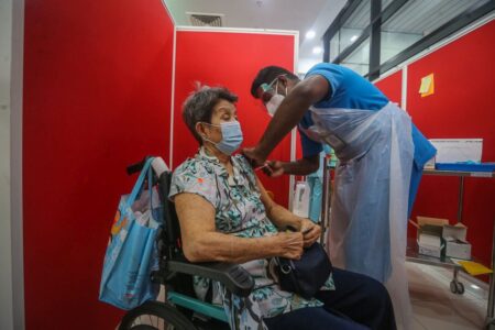 وزیر بهداشت مالزی : دریافت کنندگان سینوواک و سالمندان باید تا فوریه دوز سوم یا تقویت کننده دریافت کنند تا “کاملاً واکسینه شده” شناخته شوند.