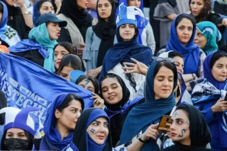 چشم لیگ برتر فوتبال ایران به حضور زنان در ورزشگاه روشن شد