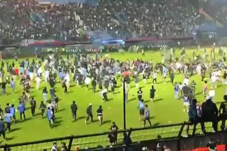 درگیری پس از مسابقه فوتبال در اندونزی ۱۲۷ کشته برجای گذاشت