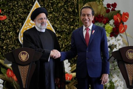 ایران و اندونزی تفاهم نامه ای برای لغو ویزا امضا کردند.