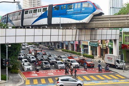 هشدار پلیس مالزی : از خط سفید تقاطع ها عبور نکنید!